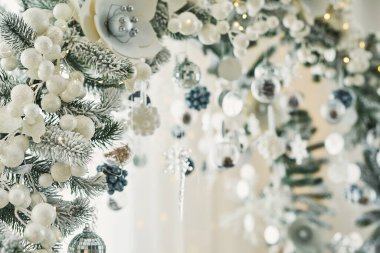 Noel için oturma odası. Mavi ve beyaz dekor Noel ağacı arka planı. Yeni yıl kutlaması. Mutlu Noeller ve mutlu yıllar.