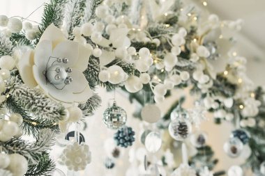 Noel için oturma odası. Mavi ve beyaz dekor Noel ağacı arka planı. Yeni yıl kutlaması. Mutlu Noeller ve mutlu yıllar.