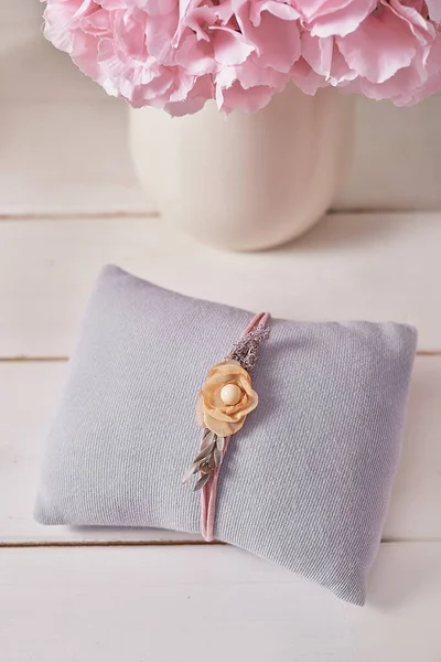 Örgü örmek için çocuk kıyafetleri ve aksesuarlar örüyordu. Dikiş ve örgü. Hobiler ve yaratıcılık. Çocuklar için örgü. El yapımı..