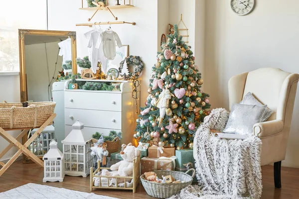 Різдвяна Дитяча Кімната Спальня Білий Рожевий Листяний Каркас Задньому Плані — стокове фото