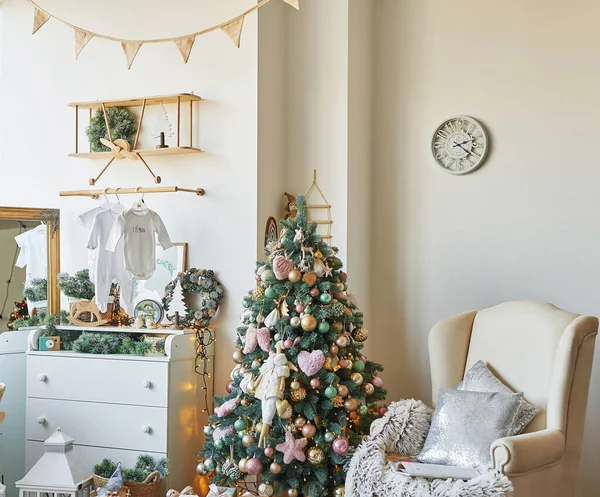 Karácsonyi Gyerekszoba Hálószoba Fehér Rózsaszín Tiffany Dekoráció Karácsonyfa Háttér Újévi — Stock Fotó