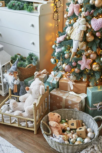 Guardería navideña, decoración navideña en dormitorio infantil, sala de  juegos infantil decorada para año nuevo, dormitorio infantil blanco.  juguetes navideños y regalos en la habitación de los niños, cama blanca con  peluches