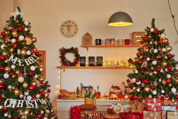Vánoční Kuchyně Červená Zlatá Výzdoba Vánoční Strom Pozadí Novoroční Oslava — Stock fotografie