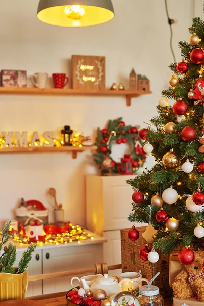 Karácsonyi Konyha Piros Arany Dekoráció Karácsonyfa Háttér Újévi Ünnepség Boldog — Stock Fotó