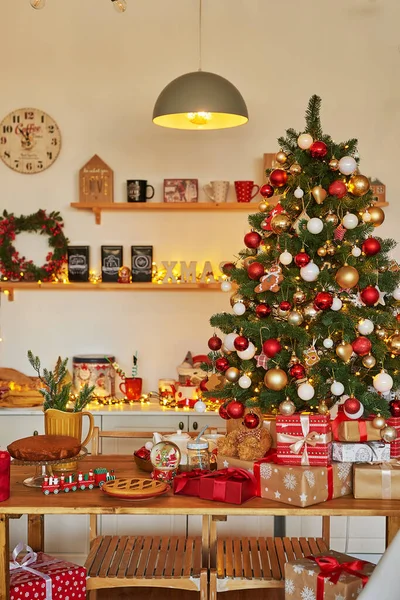 Cozinha Natal Decoração Vermelha Dourada Fundo Árvore Natal Celebração Ano — Fotografia de Stock