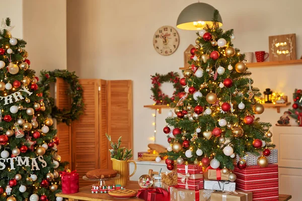Cocina Navidad Decoración Roja Dorada Fondo Árbol Navidad Celebración Año —  Fotos de Stock