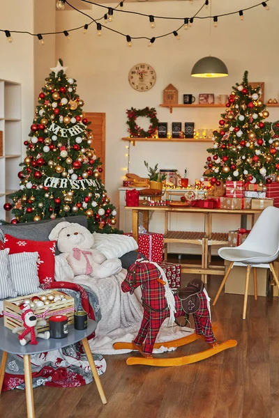 Vánoční Kuchyně Červená Zlatá Výzdoba Vánoční Strom Pozadí Novoroční Oslava — Stock fotografie