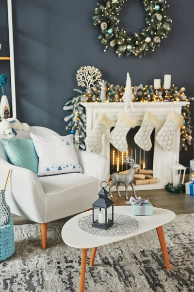 Noel için oturma odası. Mavi ve beyaz dekor Noel ağacı arka planı. Yeni yıl kutlaması. Mutlu Noeller ve mutlu yıllar.