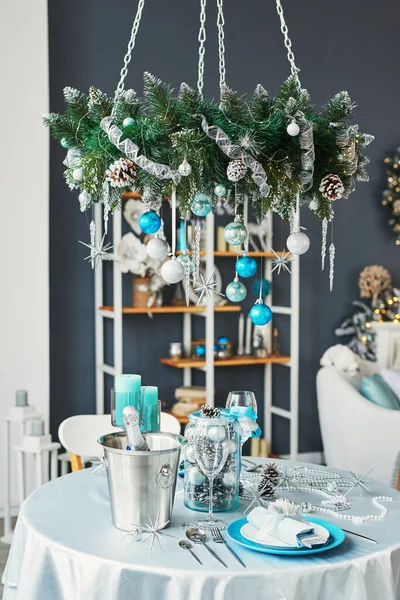 Tavolo Natale Decorazione Blu Bianco Albero Natale Sfondo Festeggiamenti Capodanno — Foto Stock