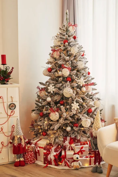 Vánoční Pokoj Červená Bílá Výzdoba Vánoční Strom Pozadí Novoroční Oslava — Stock fotografie