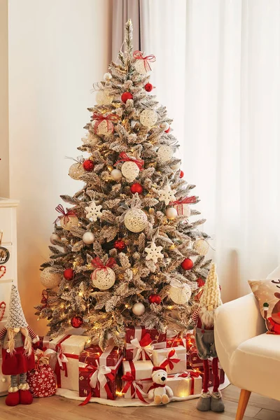 Sala Natal Decoração Vermelha Branca Fundo Árvore Natal Celebração Ano — Fotografia de Stock