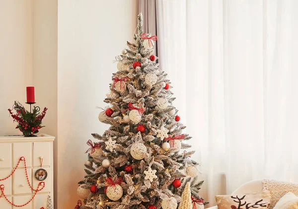 Sala Natal Decoração Vermelha Branca Fundo Árvore Natal Celebração Ano — Fotografia de Stock