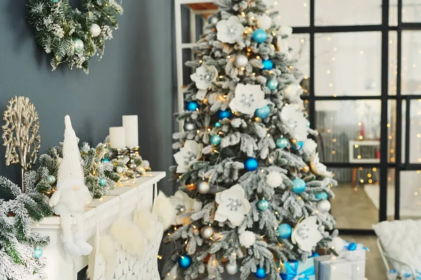 Karácsonyi Nappali Kék Fehér Dekoráció Karácsonyfa Háttér Újévi Ünnepség Boldog — Stock Fotó