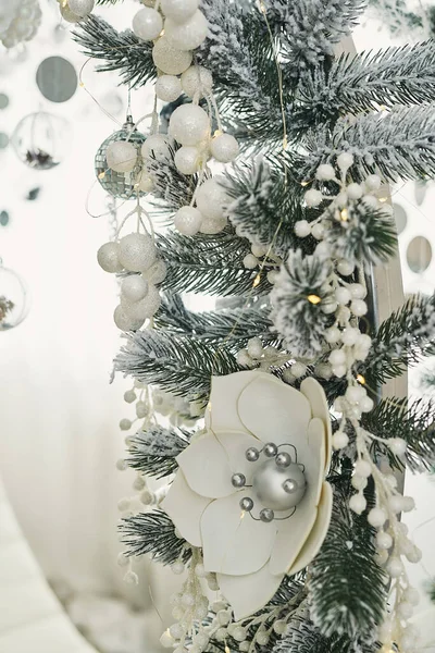 Julvardagsrum Blå Och Vit Inredning Julgran Bakgrund Nyårsfirande God Jul — Stockfoto