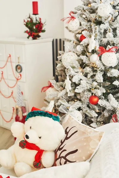 Weihnachtszimmer Rote Und Weiße Dekor Weihnachtsbaum Hintergrund Neujahrsfeier Frohe Weihnachten — Stockfoto