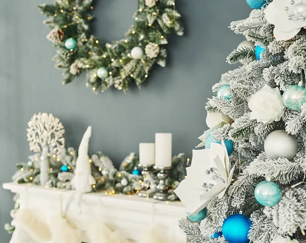 Різдвяна Вітальня Блакитний Білий Декор Кристама Дерева Святкування Нового Року — стокове фото