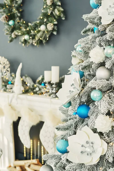 Weihnachten Wohnzimmer Blaue Und Weiße Dekor Weihnachtsbaum Hintergrund Neujahrsfeier Frohe — Stockfoto