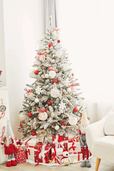 Sala Natal Decoração Vermelha Branca Fundo Árvore Natal Celebração Ano — Fotografia de Stock