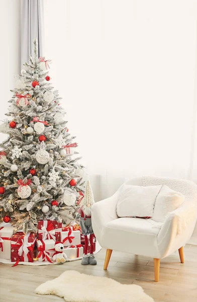 Weihnachtszimmer Rote Und Weiße Dekor Weihnachtsbaum Hintergrund Neujahrsfeier Frohe Weihnachten — Stockfoto