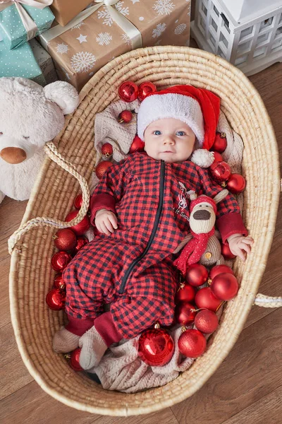 Різдвяний Хлопчик Капелюсі Санта Фоні Ялинки Подарунками — стокове фото