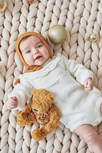 Новонароджена Дитина Трикотажному Костюмі Фоні Різдвяними Кульками — стокове фото