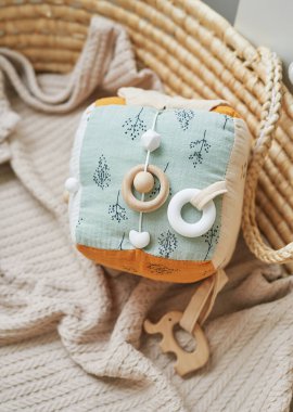 Eğitici oyuncaklar. Bebek gelişimi, iyi motor beceriler. Çocuklar ve yeni doğan ürünler ve aksesuarlar. Çocuk kıyafetleri. Hamilelik ve bebek partisi için dilek listesi