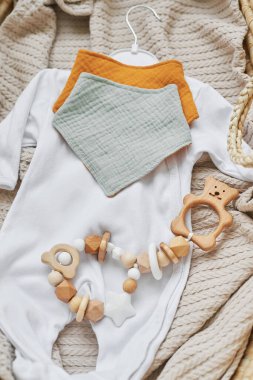 Tahta oyuncaklar, çıngıraklar, ipler, meme ucu tutacağı. Bebek gelişimi, iyi motor beceriler. Çocuklar ve yeni doğan ürünler ve aksesuarlar. Çocuk kıyafetleri. Hamilelik ve bebek partisi için dilek listesi