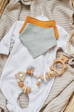 Tahta oyuncaklar, çıngıraklar, ipler, meme ucu tutacağı. Bebek gelişimi, iyi motor beceriler. Çocuklar ve yeni doğan ürünler ve aksesuarlar. Çocuk kıyafetleri. Hamilelik ve bebek partisi için dilek listesi