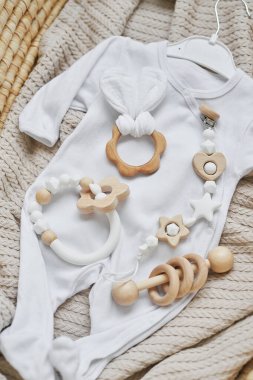 Tahta oyuncaklar, çıngıraklar, ipler, meme ucu tutacağı. Bebek gelişimi, iyi motor beceriler. Çocuklar ve yeni doğan ürünler ve aksesuarlar. Çocuk kıyafetleri. Hamilelik ve bebek partisi için dilek listesi