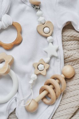 Tahta oyuncaklar, çıngıraklar, ipler, meme ucu tutacağı. Bebek gelişimi, iyi motor beceriler. Çocuklar ve yeni doğan ürünler ve aksesuarlar. Çocuk kıyafetleri. Hamilelik ve bebek partisi için dilek listesi