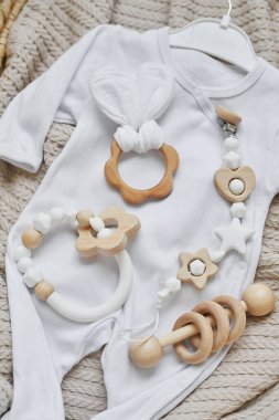 Tahta oyuncaklar, çıngıraklar, ipler, meme ucu tutacağı. Bebek gelişimi, iyi motor beceriler. Çocuklar ve yeni doğan ürünler ve aksesuarlar. Çocuk kıyafetleri. Hamilelik ve bebek partisi için dilek listesi