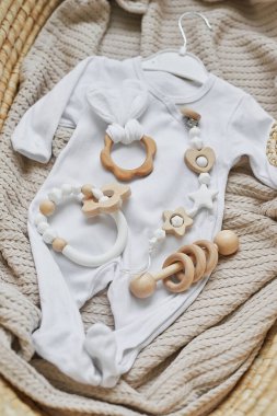 Tahta oyuncaklar, çıngıraklar, ipler, meme ucu tutacağı. Bebek gelişimi, iyi motor beceriler. Çocuklar ve yeni doğan ürünler ve aksesuarlar. Çocuk kıyafetleri. Hamilelik ve bebek partisi için dilek listesi