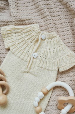 Örgü örmek için çocuk kıyafetleri ve aksesuarlar örüyordu. Dikiş ve örgü. Hobiler ve yaratıcılık. Çocuklar için örgü. El yapımı..
