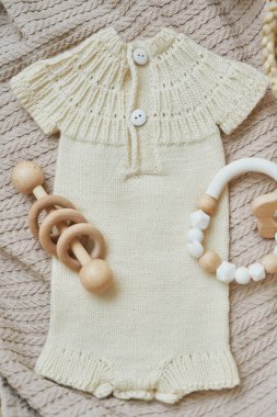 Örgü örmek için çocuk kıyafetleri ve aksesuarlar örüyordu. Dikiş ve örgü. Hobiler ve yaratıcılık. Çocuklar için örgü. El yapımı..