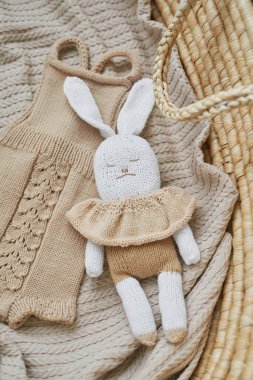 Dikiş ve örgü. Hobiler ve yaratıcılık. Çocuklar için örgü. Örgü oyuncak tavşan. El yapımı oyuncak tavşan. Mutlu Paskalya tebrik kartları. İplik, iplik ve toplar