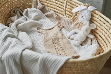 Dikiş ve örgü. Hobiler ve yaratıcılık. Çocuklar için örgü. Örgü oyuncak tavşan. El yapımı oyuncak tavşan. Mutlu Paskalya tebrik kartları. İplik, iplik ve toplar