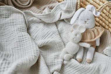 Dikiş ve örgü. Hobiler ve yaratıcılık. Çocuklar için örgü. Örgü oyuncak tavşan. El yapımı oyuncak tavşan. Mutlu Paskalya tebrik kartları. İplik, iplik ve toplar