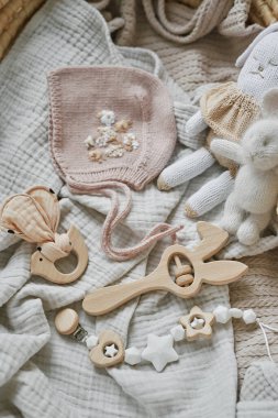 Hobiler ve el sanatları. El yapımı nakışla örülmüş bir bere. Tahta oyuncaklar, çıngıraklar, ipler, meme ucu tutacağı. Bebek gelişimi, iyi motor beceriler. Çocuklar ve yeni doğan ürünler ve aksesuarlar