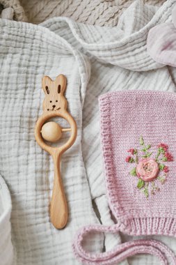 Hobiler ve el sanatları. El yapımı nakışla örülmüş bir bere. Tahta oyuncaklar, çıngıraklar, ipler, meme ucu tutacağı. Bebek gelişimi, iyi motor beceriler. Çocuklar ve yeni doğan ürünler ve aksesuarlar