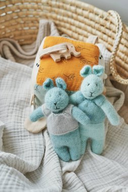 Dikiş ve örgü. Hobiler ve yaratıcılık. Çocuklar için örgü. Örgü oyuncak tavşan. El yapımı oyuncak tavşan. Mutlu Paskalya tebrik kartları. İplik, iplik ve toplar