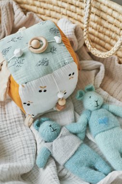 Dikiş ve örgü. Hobiler ve yaratıcılık. Çocuklar için örgü. Örgü oyuncak tavşan. El yapımı oyuncak tavşan. Mutlu Paskalya tebrik kartları. İplik, iplik ve toplar