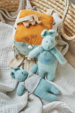 Dikiş ve örgü. Hobiler ve yaratıcılık. Çocuklar için örgü. Örgü oyuncak tavşan. El yapımı oyuncak tavşan. Mutlu Paskalya tebrik kartları. İplik, iplik ve toplar