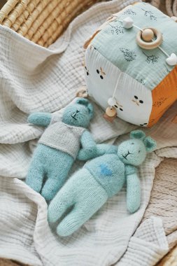 Dikiş ve örgü. Hobiler ve yaratıcılık. Çocuklar için örgü. Örgü oyuncak tavşan. El yapımı oyuncak tavşan. Mutlu Paskalya tebrik kartları. İplik, iplik ve toplar