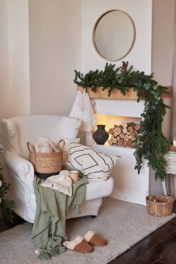 Noel İskandinav oturma odası. Yeşil ve beyaz dekor Noel ağacı arka planı. Yeni yıl kutlaması. Mutlu Noeller ve mutlu yıllar.