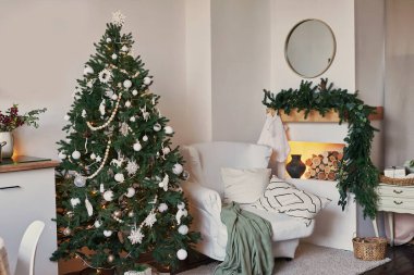 Noel İskandinav oturma odası. Yeşil ve beyaz dekor Noel ağacı arka planı. Yeni yıl kutlaması. Mutlu Noeller ve mutlu yıllar.