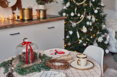 Noel mutfağı ve masa. Kırmızı, yeşil ve beyaz dekor Noel ağacı arka planı. Yeni yıl kutlaması. Mutlu Noeller ve mutlu yıllar.