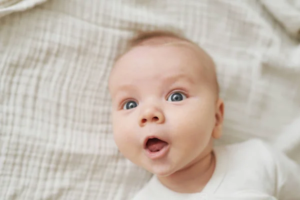 Niño Recién Nacido Miente Juega Con Juguetes Educativos Feliz Maternidad — Foto de Stock