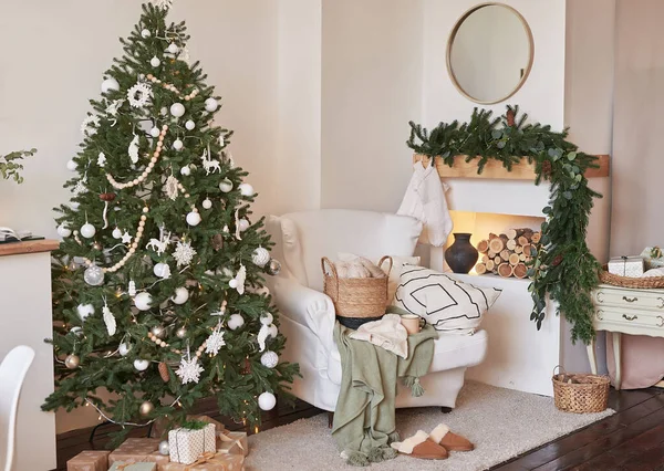 Vánoční Skandinávský Obývák Zelená Bílá Výzdoba Vánoční Strom Pozadí Novoroční — Stock fotografie