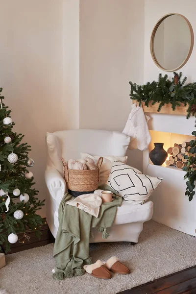 Sala Estar Escandinava Natal Decoração Verde Branca Fundo Árvore Natal — Fotografia de Stock