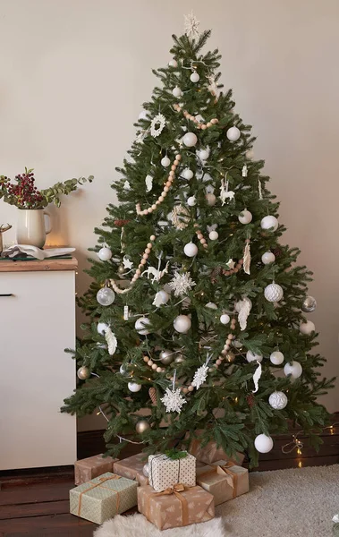 Sala Estar Escandinava Natal Decoração Verde Branca Fundo Árvore Natal — Fotografia de Stock